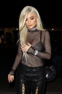 Kylie Jenner usa blusa arrastão preta fishnet